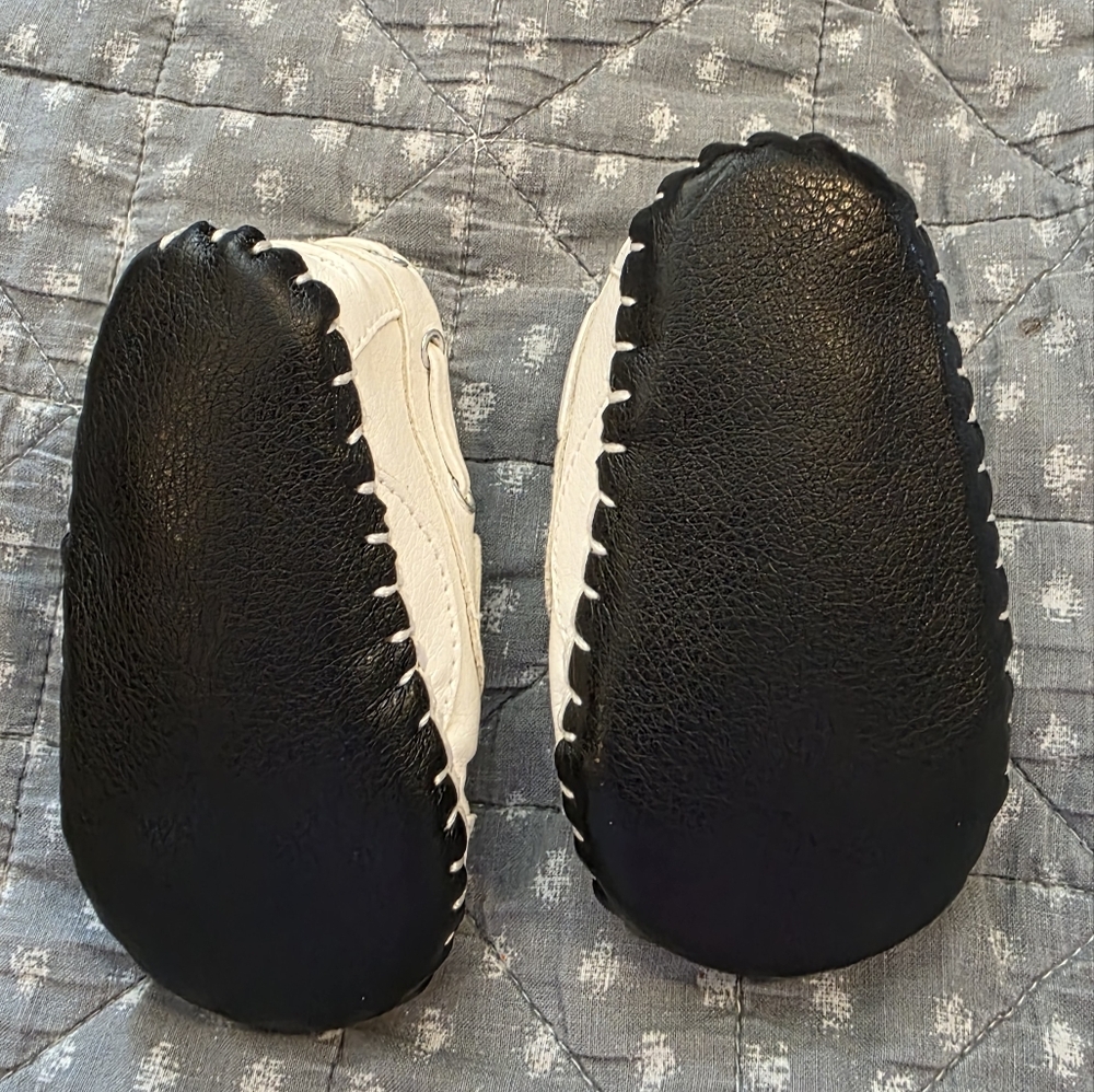 Childrens Place 6-12 month boat style shoes - Picture 3 of 4